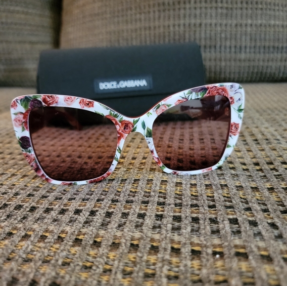 Authentic Dolce Gabbana sunglasses 👓 - Picture 5 of 11